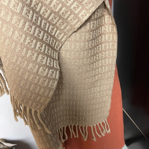 100% Authentic FENDI TAN WOOL SCARF - Picture 8 of 9